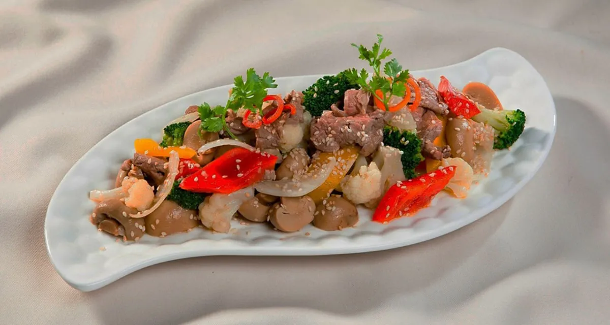 món thị bò xào nấm rắc tiêu trắng